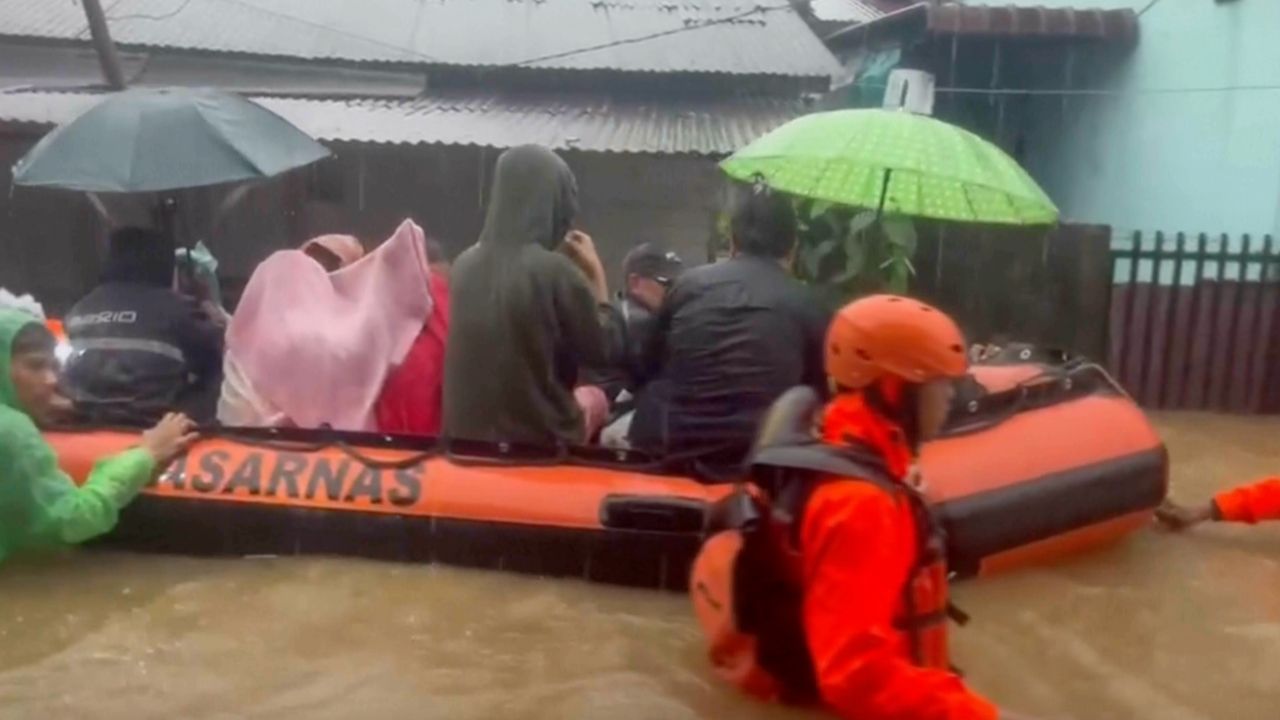 ฝนหนักในสุมาตรา ส่งผลน้ำท่วมและดินถล่ม ดับอย่างน้อย 10 ราย