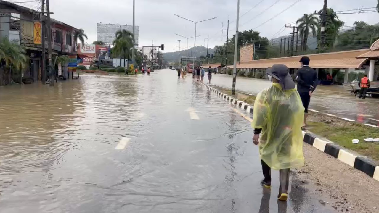 สถานการณ์น้ำท่วมหาดใหญ่: ระดับน้ำหน้า รพ.ค่ายเสนาณรงค์ ลดลง 30-50 ซม.