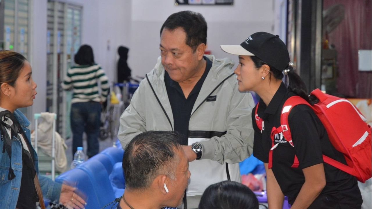 ทวีและพีระพันธุ์ลงพื้นที่ช่วยเหลือผู้ประสบภัยน้ำท่วม