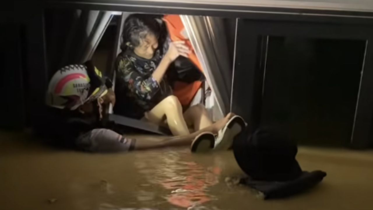 แม่วัย 80 ปี จมน้ำเสียชีวิต ลูกสาวเก็บร่างในตู้เย็นรอกู้ภัย