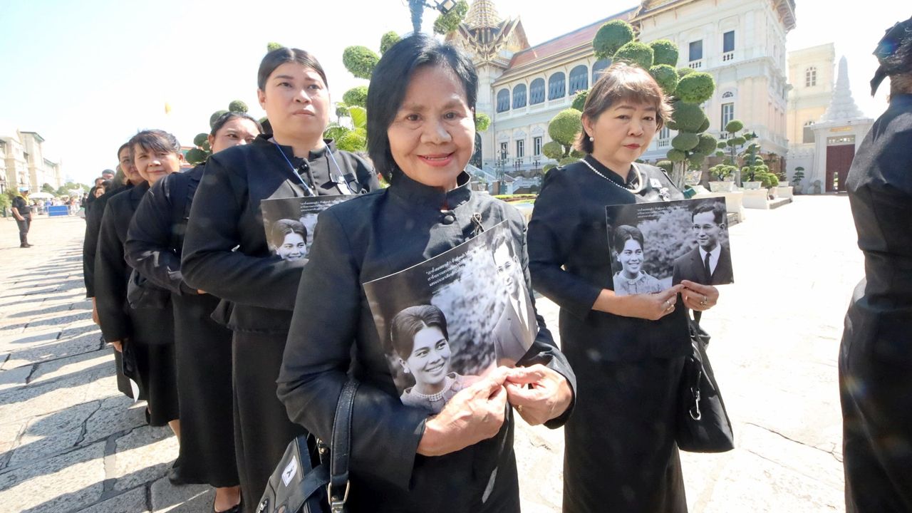 ประชาชนและคณะบุคคลเข้ากราบสักการะพระบรมศพสมเด็จพระนางเจ้าสิริกิติ์