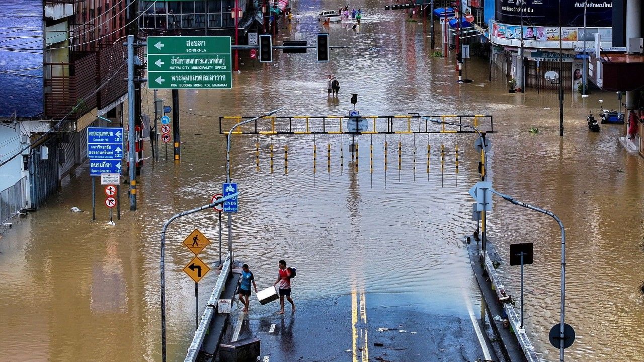 ประชาชนให้คะแนนรัฐบาลจัดการน้ำท่วมต่ำ พร้อมเรียกร้องการปรับปรุง