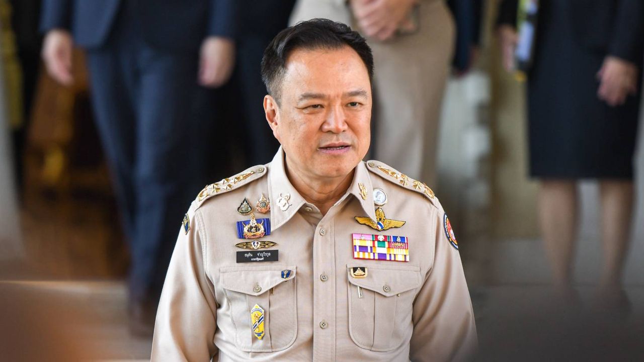 อนุทิน ชาญวีรกูล ปฏิเสธความสนิทกับ เบน สมิธ ชี้ภาพร่วมเฟรมไม่เกี่ยวกับการปราบปราม