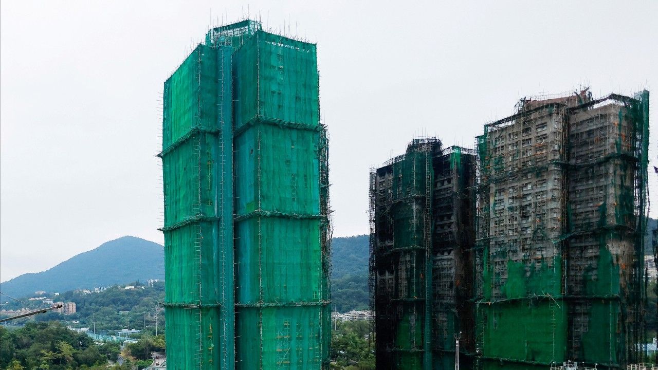 ฮ่องกงสั่งรื้อถอนตาข่ายป้องกันหลังไฟไหม้เหยื่อพุ่ง 159 ราย