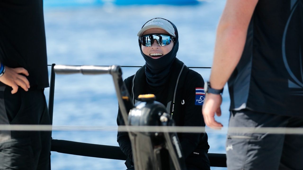 พระราชินีทรงนำทีมเรือใบวายุคว้าอันดับ 1 ในเรซที่ 2 ของภูเก็ตคิงส์คัพรีกัตต้า