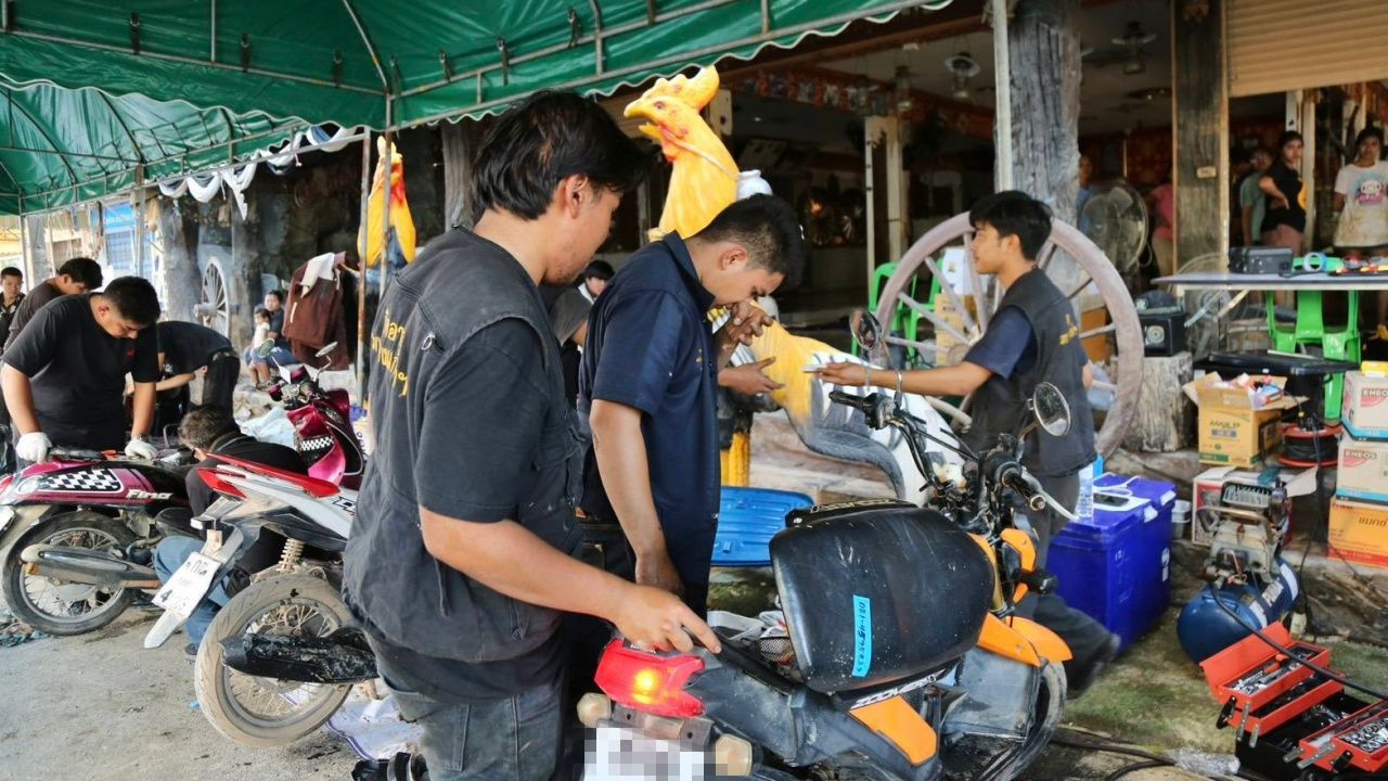 เปิดศูนย์ Fix It Center ให้บริการซ่อมฟรีเครื่องใช้ไฟฟ้าและรถจักรยานยนต์ที่เสียหายจากน้ำท่วม