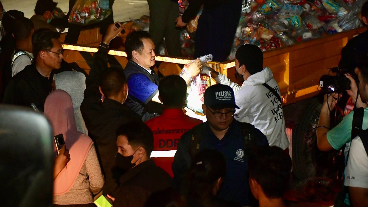 นายอนุทินตรวจเยี่ยมโรงพยาบาลหาดใหญ่ แจกถุงยังชีพให้ชาวบ้าน