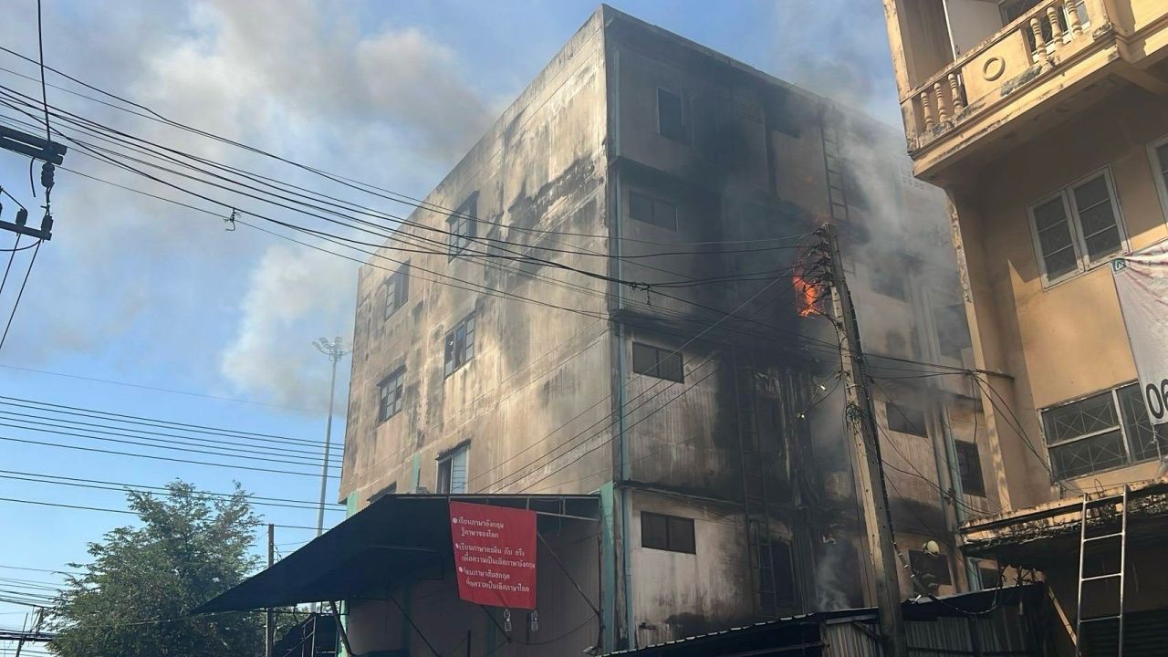 ไฟไหม้อาคารพาณิชย์ที่กระทุ่มแบน สลดแม่ลูกดับคากองเพลิง