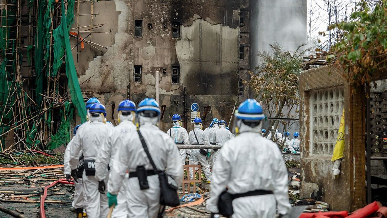 ฮ่องกงเผย ตาข่ายกันตกในตึกไฟไหม้ไม่ผ่านมาตรฐาน ส่งผลผู้เสียชีวิตพุ่ง 151 ราย