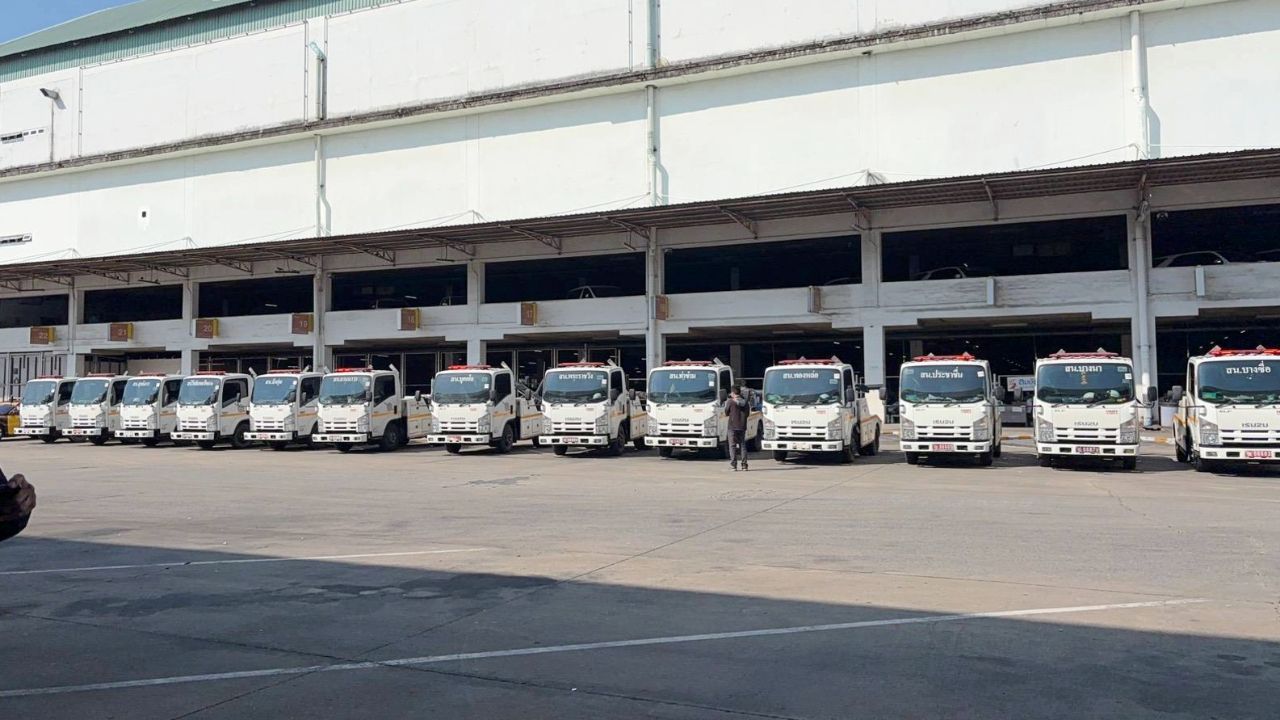 ส่งรถยก 40 คันจากนครบาล ช่วยเปิดเส้นทางจราจรหาดใหญ่