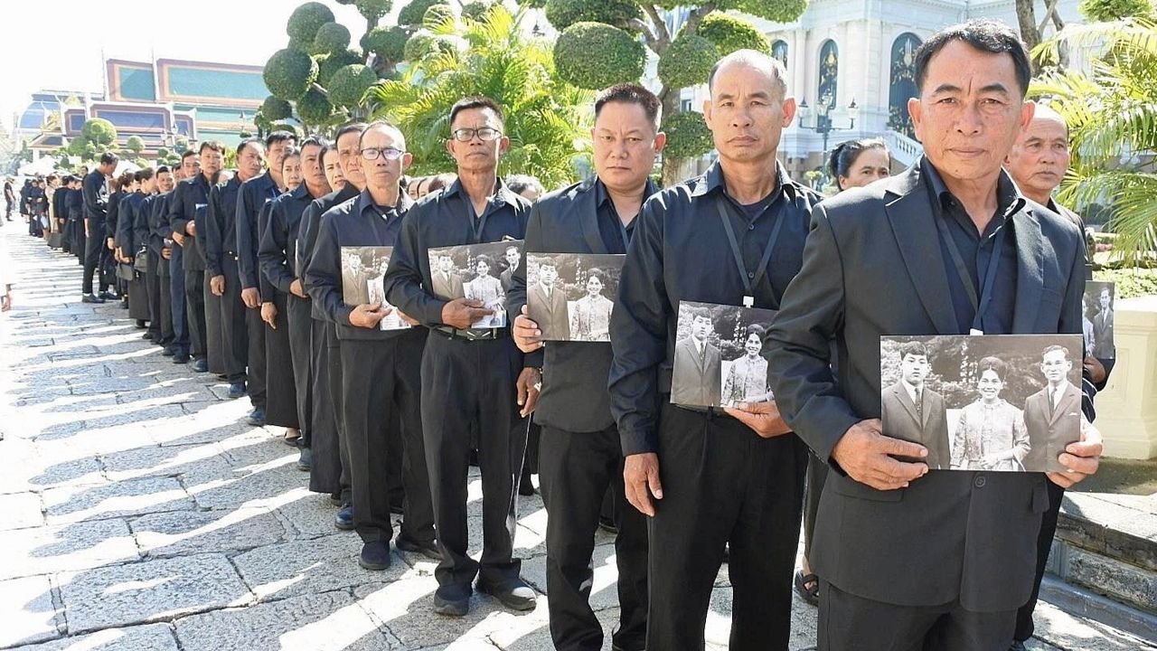 ช่างฝีมือจากสถาบันสิริกิติ์เข้ากราบสักการะพระบรมศพ