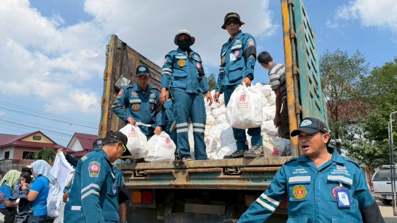 มูลนิธิป่อเต็กตึ๊ง มอบเครื่องอุปโภคให้ผู้ประสบภัยน้ำท่วมภาคใต้