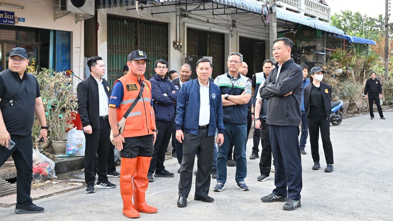 รัฐมนตรีช่วยมหาดไทยตรวจสอบการลงทะเบียนเยียวยาผู้ประสบภัยน้ำท่วมในหาดใหญ่