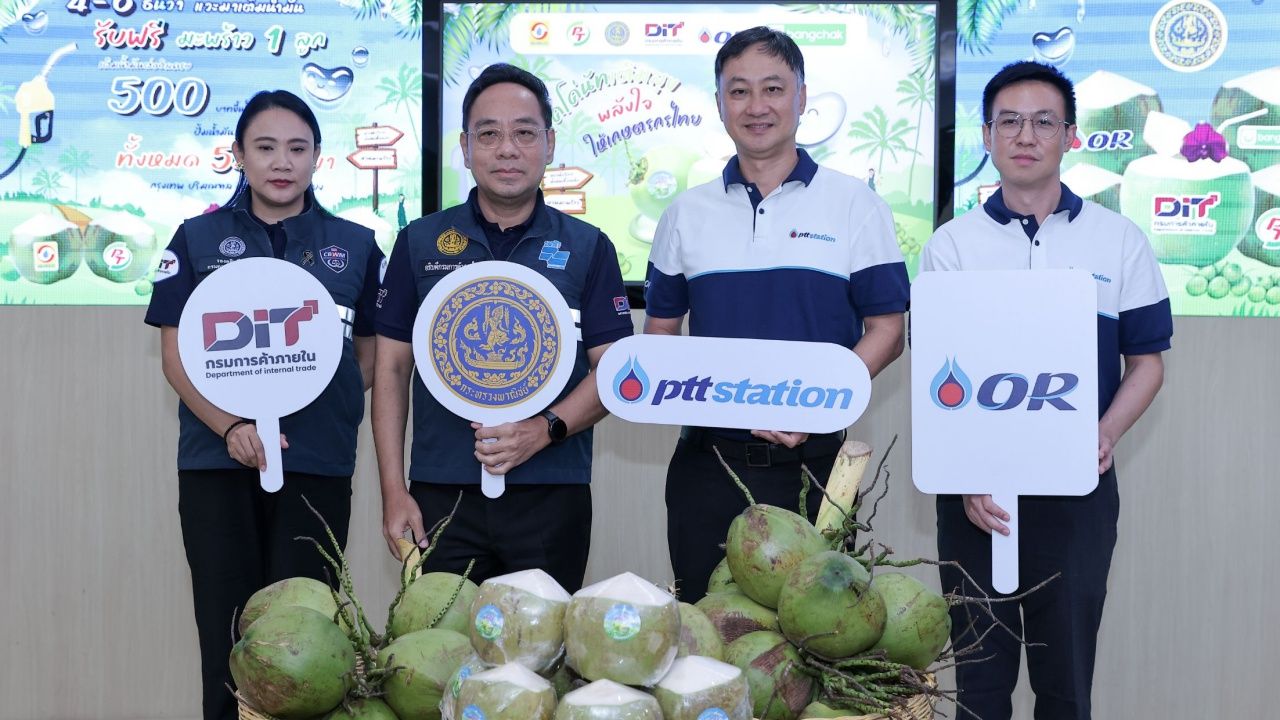 พีทีที สเตชั่น แจกมะพร้าวเกษตรกรให้ผู้เติมน้ำมันในกรุงเทพฯ