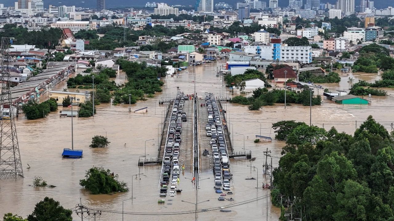 ผลสำรวจเรตติ้งอนุทินลดลง ศุภจีแซงขึ้นเกือบเท่าตัวหลังน้ำท่วม