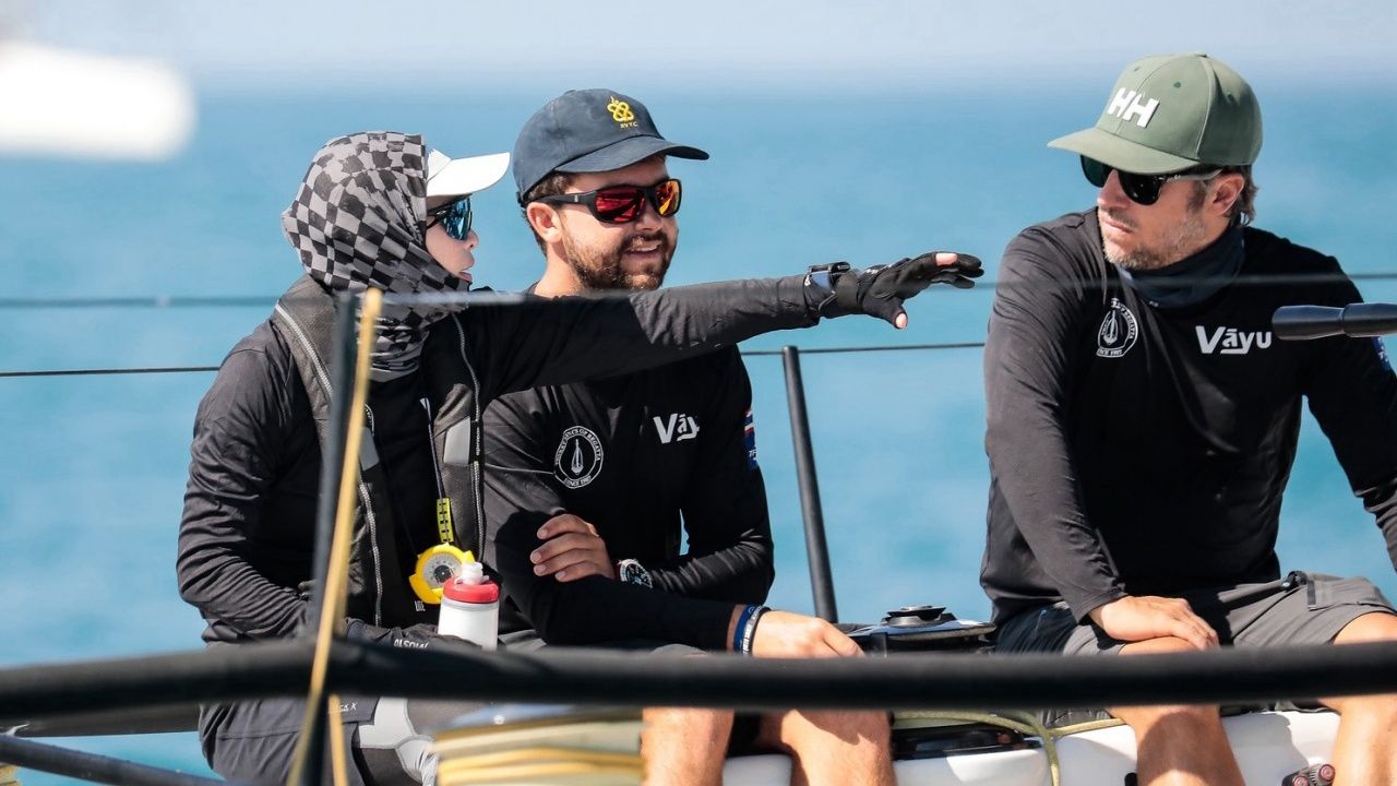 พระราชินี นำทีมเรือใบวายุขึ้นนำอันดับ 1 ในการแข่งขันภูเก็ตคิงส์คัพรีกัตต้า