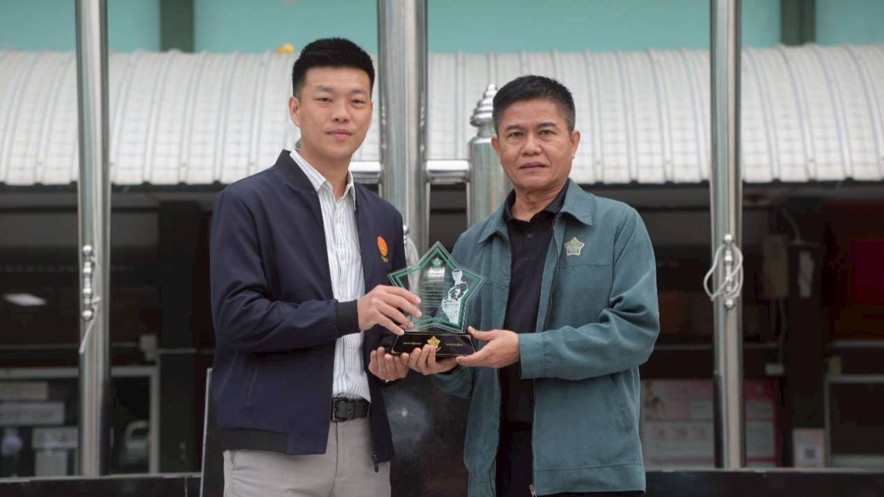 ณัฐพงษ์ รับรางวัลศิษย์เก่าดีเด่นจากทวีธาภิเศก ยกคำขวัญสู่การเมือง