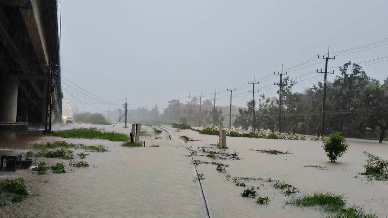 ปิดเส้นทางรถไฟช่วงช่องเขา-ร่อนพิบูลย์ หลังน้ำท่วมรางสูง