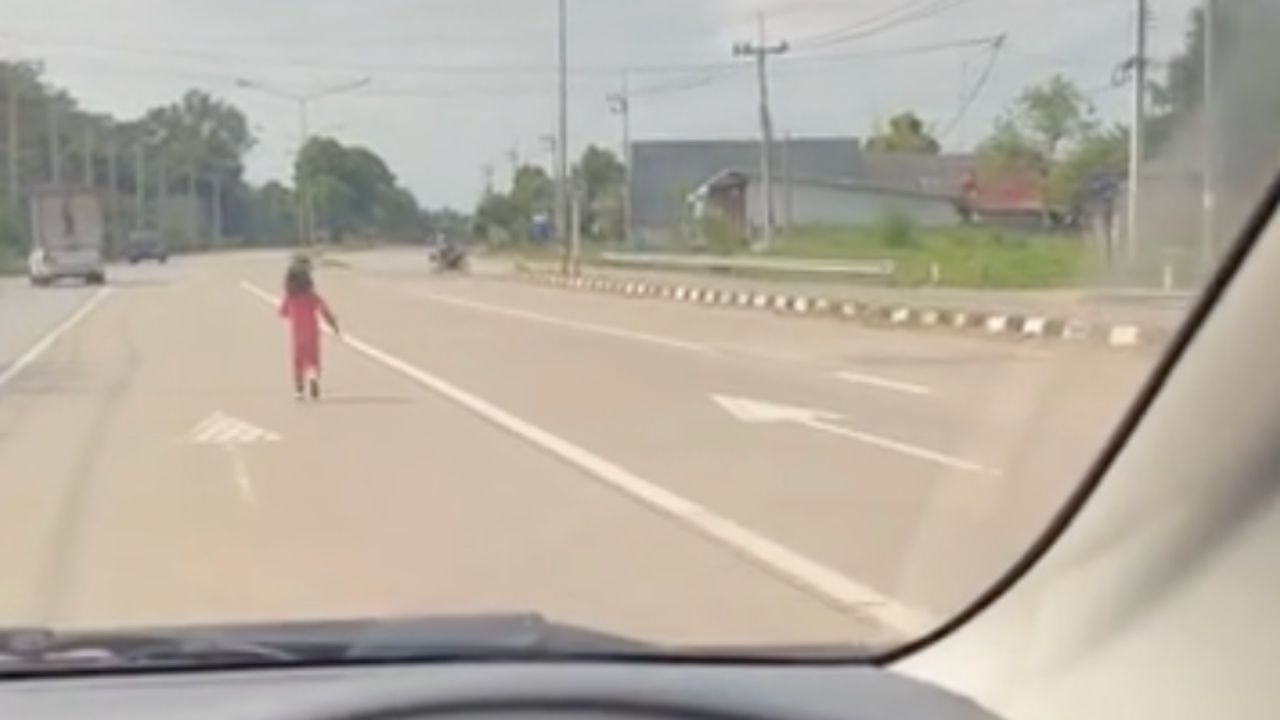 หนูน้อยวิ่งออกจากศูนย์เด็กเล็กกลางถนน โชคดีไม่มีอุบัติเหตุ