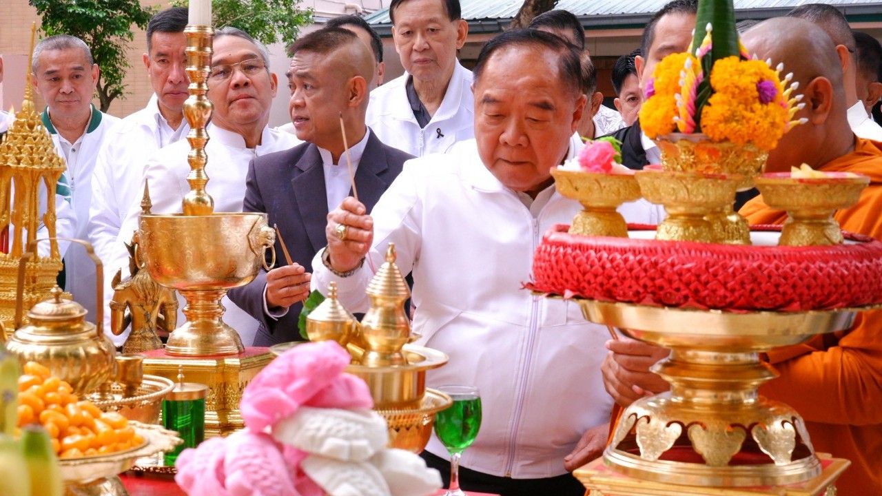 พล.อ.ประวิตร นำพิธีตั้งศาลพระภูมิ-ศาลตายาย ที่ทำการพรรคพลังประชารัฐใหม่