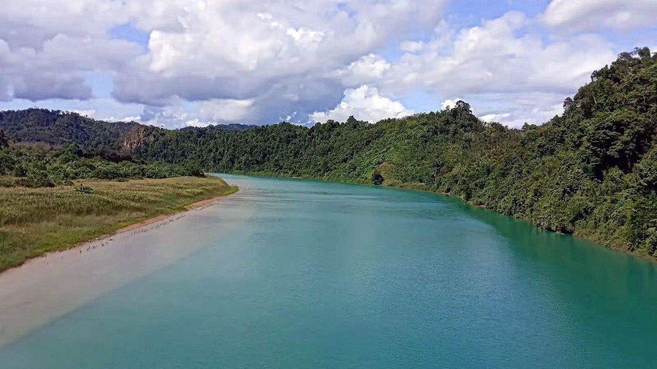 มาเลเซียสั่งพักเหมืองแร่ 2 แห่ง หลังแม่น้ำเปรักเปลี่ยนเป็นสีฟ้า