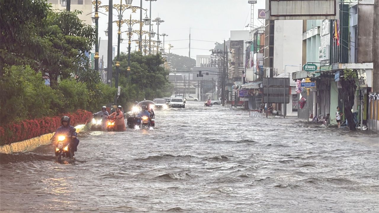 ปัตตานีประสบภัยน้ำท่วมหนัก ย่านเศรษฐกิจจมอยู่ใต้น้ำ 40–50 ซม.