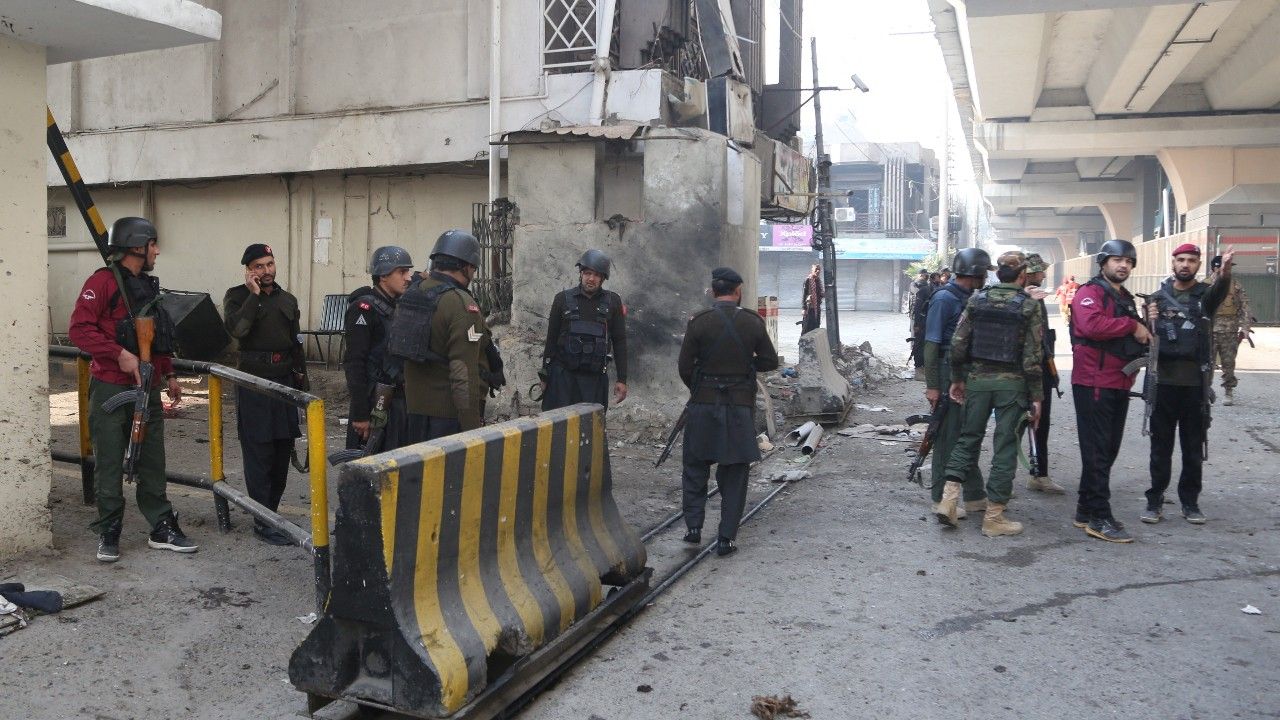 มือระเบิดพลีชีพโจมตีฐานทัพในปากีสถาน ดับ 5 ศพ บาดเจ็บ 12 ราย