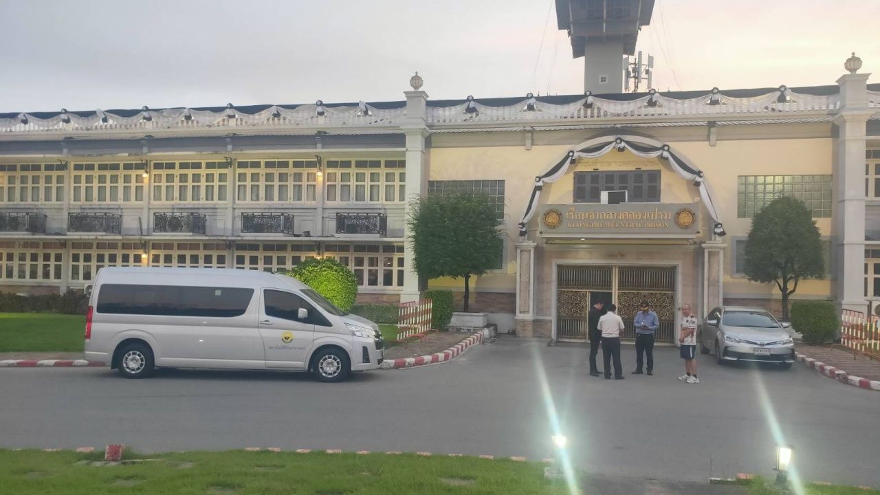 รถตู้สถาบันนิติวิทย์จอดหน้าเรือนจำกลางคลองเปรม สอบสวนไม่ชัดเจน
