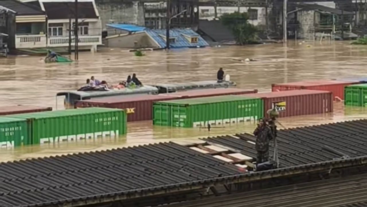 สถานีรถไฟหาดใหญ่จมน้ำ ชาวบ้านร้องขอความช่วยเหลือ