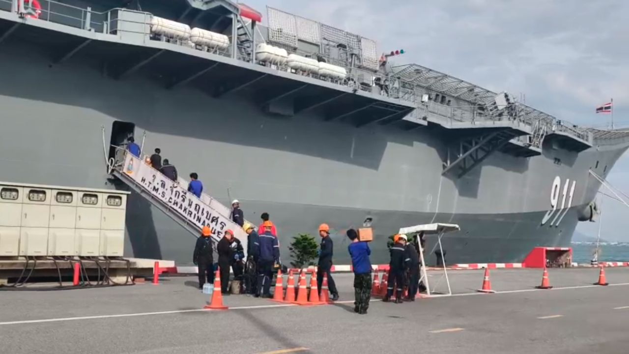 เรือหลวงจักรีนฤเบศร เตรียมเดินทางช่วยเหลือผู้ประสบภัยน้ำท่วมภาคใต้