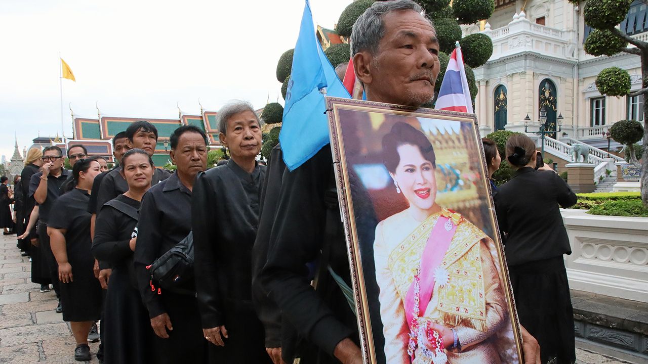 ประชาชนชาวปัตตานีกราบพระบรมศพ สำนึกในพระมหากรุณาธิคุณ