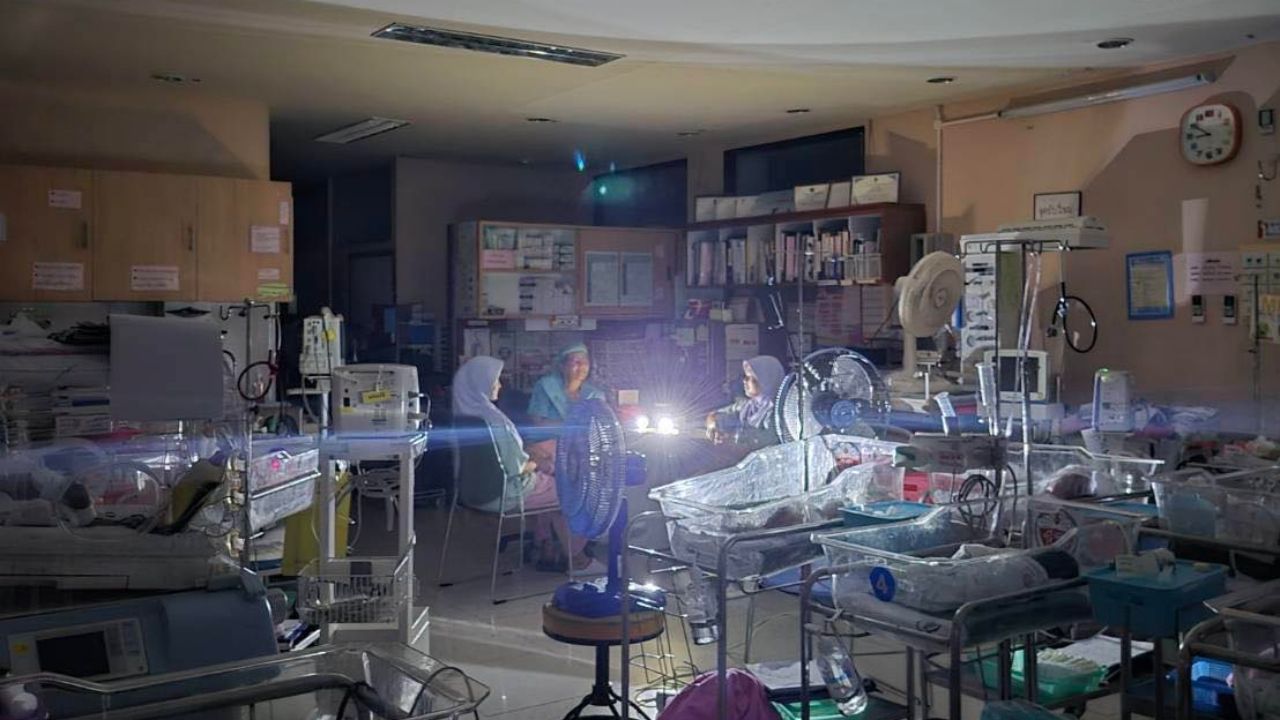 พยาบาล รพ.หาดใหญ่ สัญญาดูแลทารกแรกเกิดดุจลูกตัวเองท่ามกลางน้ำท่วม