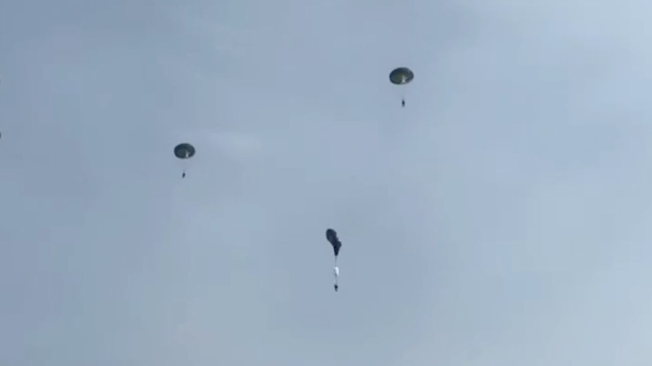 ทหารอินโดนีเซียร่วงจากฟ้าขณะโชว์กระโดดร่ม ปาฏิหาริย์รอดชีวิต