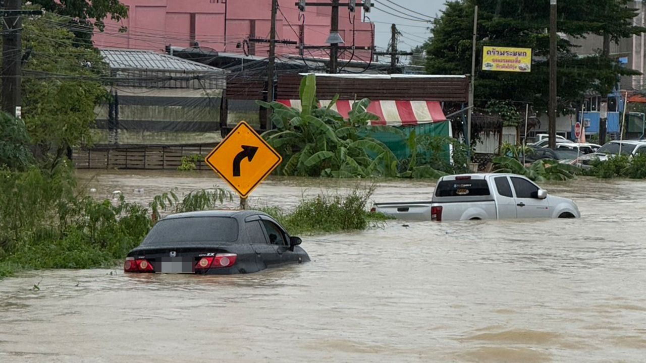 กรมทางหลวงเร่งช่วยเหลือน้ำท่วมภาคใต้ ส่งรถ 6 ล้ออพยพชาวบ้าน