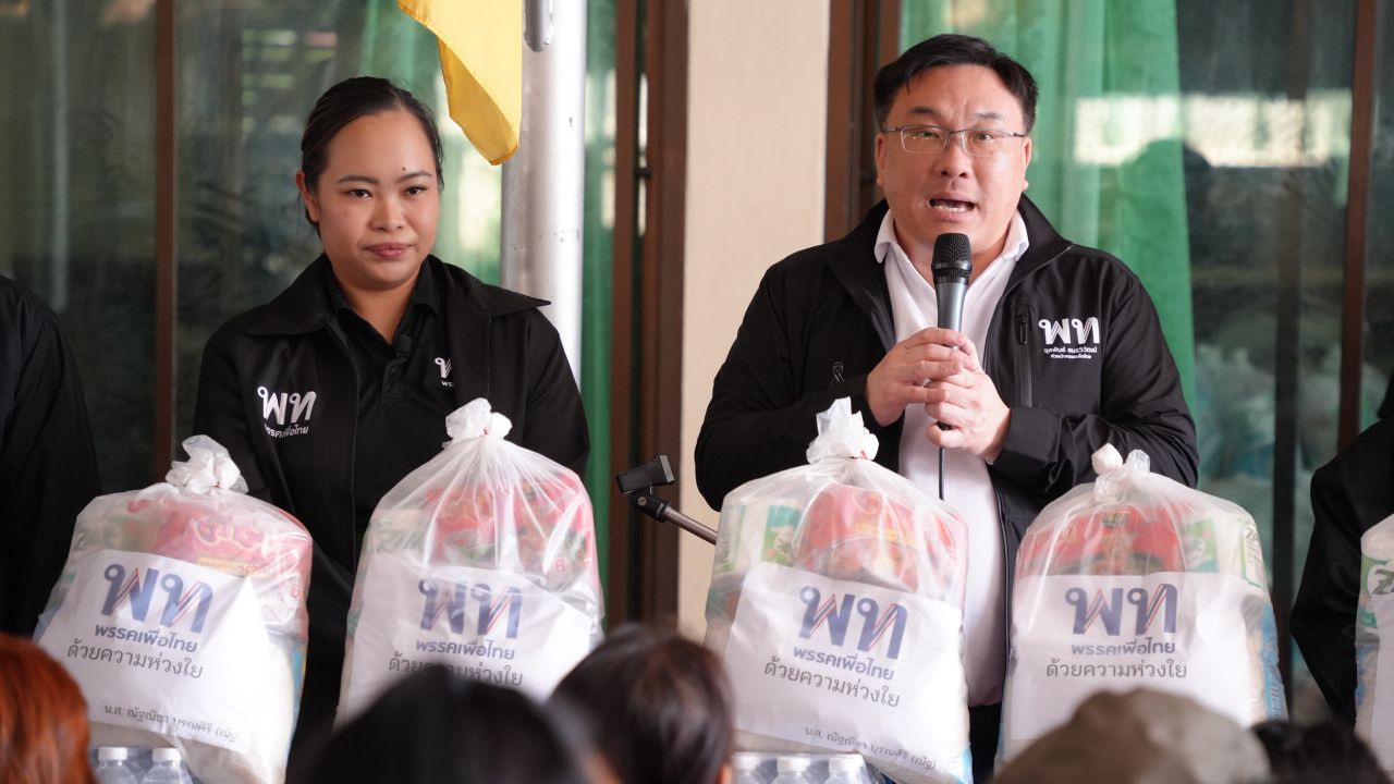 พรรคเพื่อไทยลงพื้นที่ช่วยเหลือน้ำท่วมอยุธยา พร้อมนำเสนอนโยบายใหม่