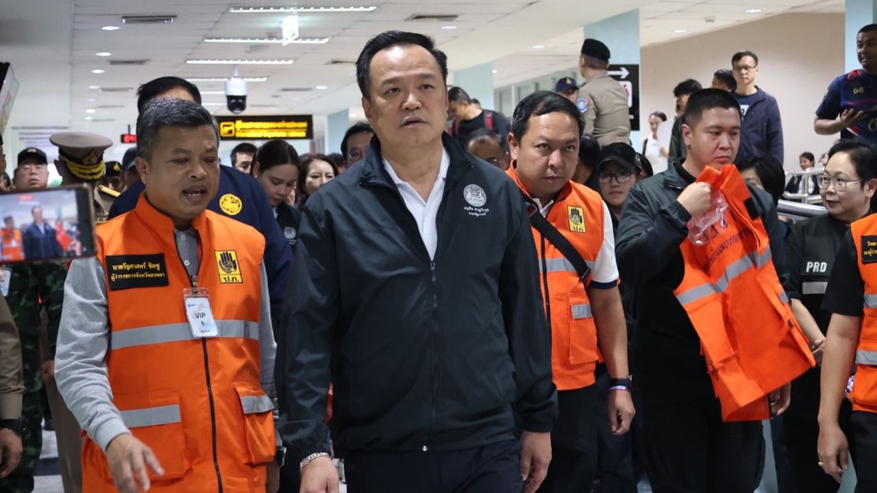 อนุทินลงพื้นที่หาดใหญ่ แจกอาหารและให้กำลังใจผู้ประสบภัยน้ำท่วม