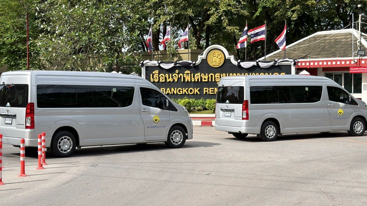 นิติวิทยาศาสตร์และดีเอสไอตรวจสอบห้องลับใต้บันไดในเรือนจำ