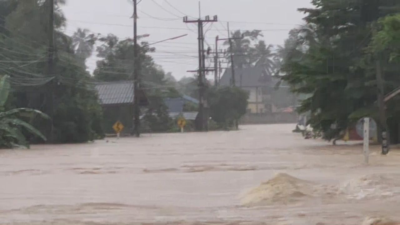 สถานการณ์น้ำท่วมในอำเภอสะเดา สงขลายังคงวิกฤติ ชาวบ้านติดค้างจำนวนมาก