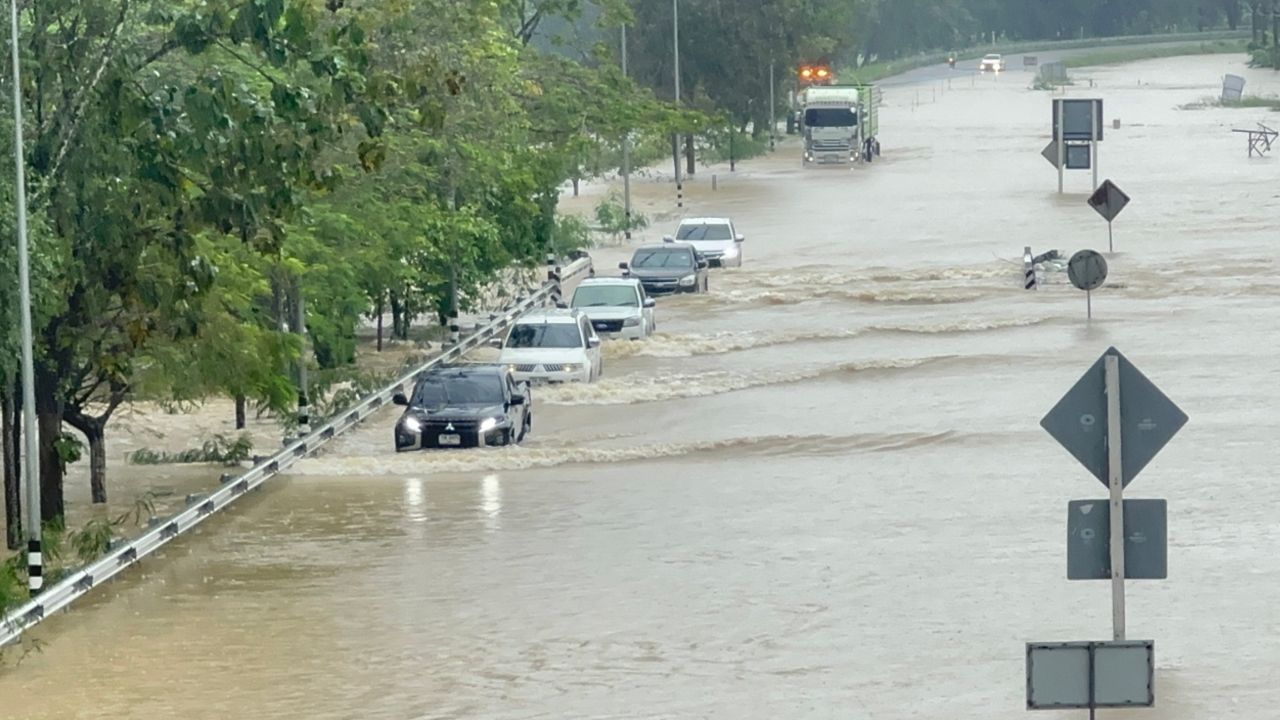 เซ็นทรัลพัฒนา เปิดพื้นที่จอดรถฟรี ช่วยเหลือผู้ประสบภัยน้ำท่วม