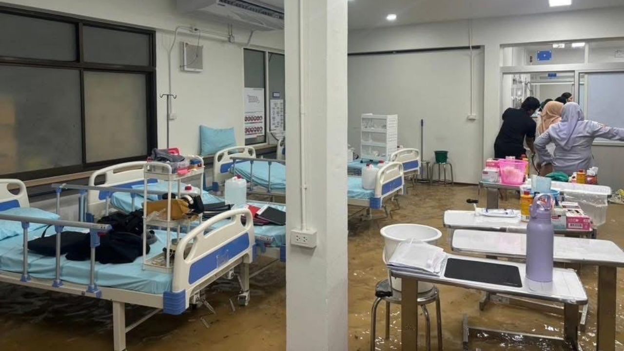 น้ำป่าทะลักท่วมโรงพยาบาลสายบุรี ต้องอพยพผู้ป่วยฟอกไตไป รพ.ปัตตานี