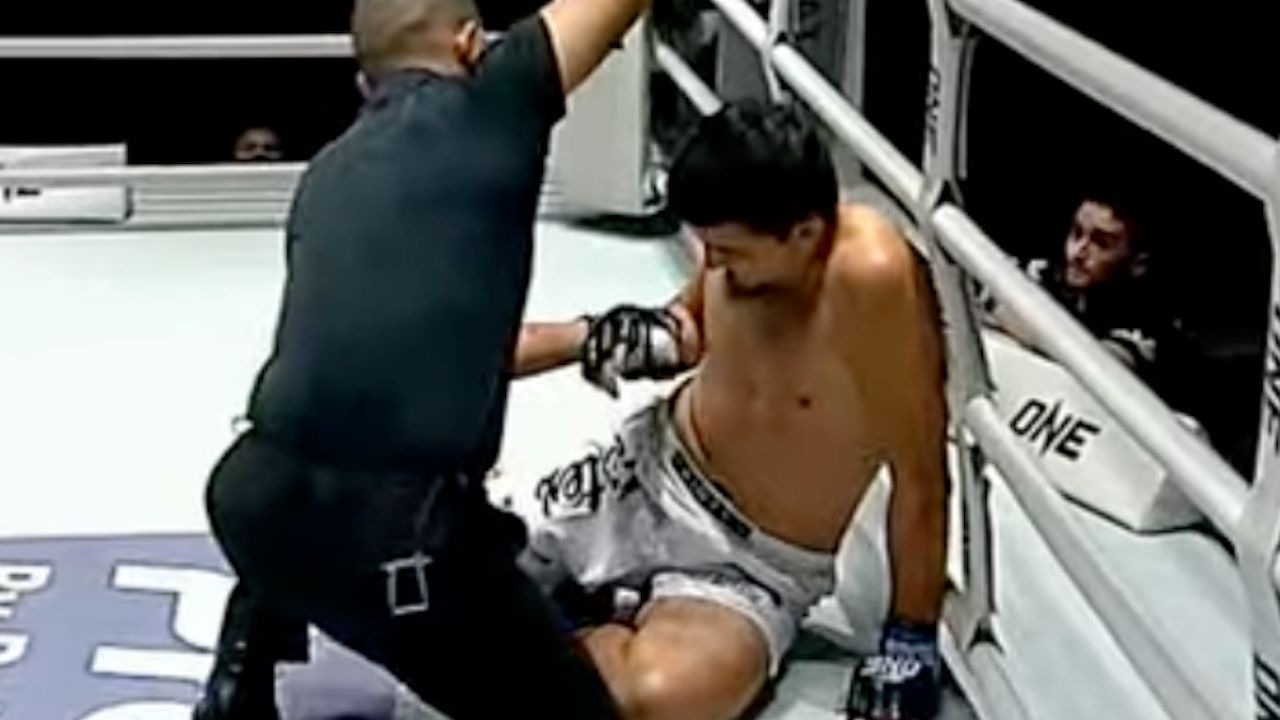 สุดโชคร้าย "นักมวย ONE" ขาหักบนเวทีระหว่างชก