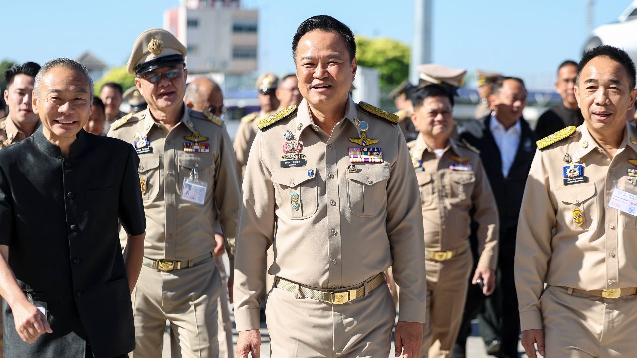 อนุทินเตรียมแผนเยียวยาน้ำท่วมภาคใต้ เมินตอบกรณีกัมพูชากู้เงิน IMF