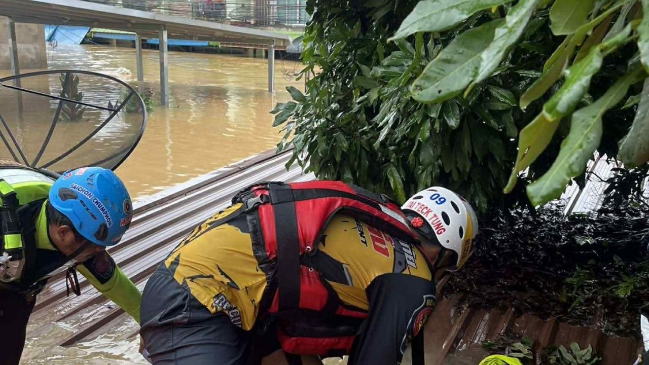 สะเทือนใจ! น้ำท่วมหาดใหญ่ ผู้ประสบภัยเสียชีวิตบนหลังคา