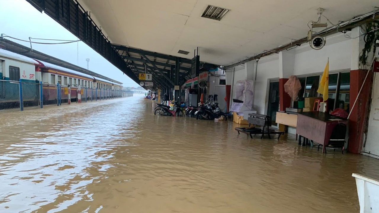 น้ำท่วมภาคใต้กระทบการเดินรถไฟ ปรับเส้นทาง 8 ขบวน งดเดินอีก 22 ขบวน