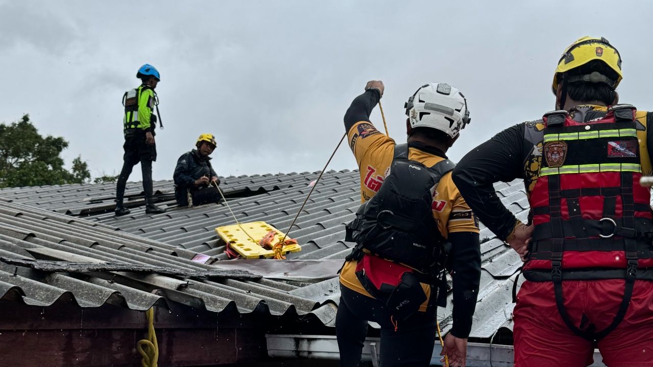 กู้ภัยงัดหลังคาช่วยผู้ป่วยติดเตียงหนีน้ำท่วมได้ทันเวลา