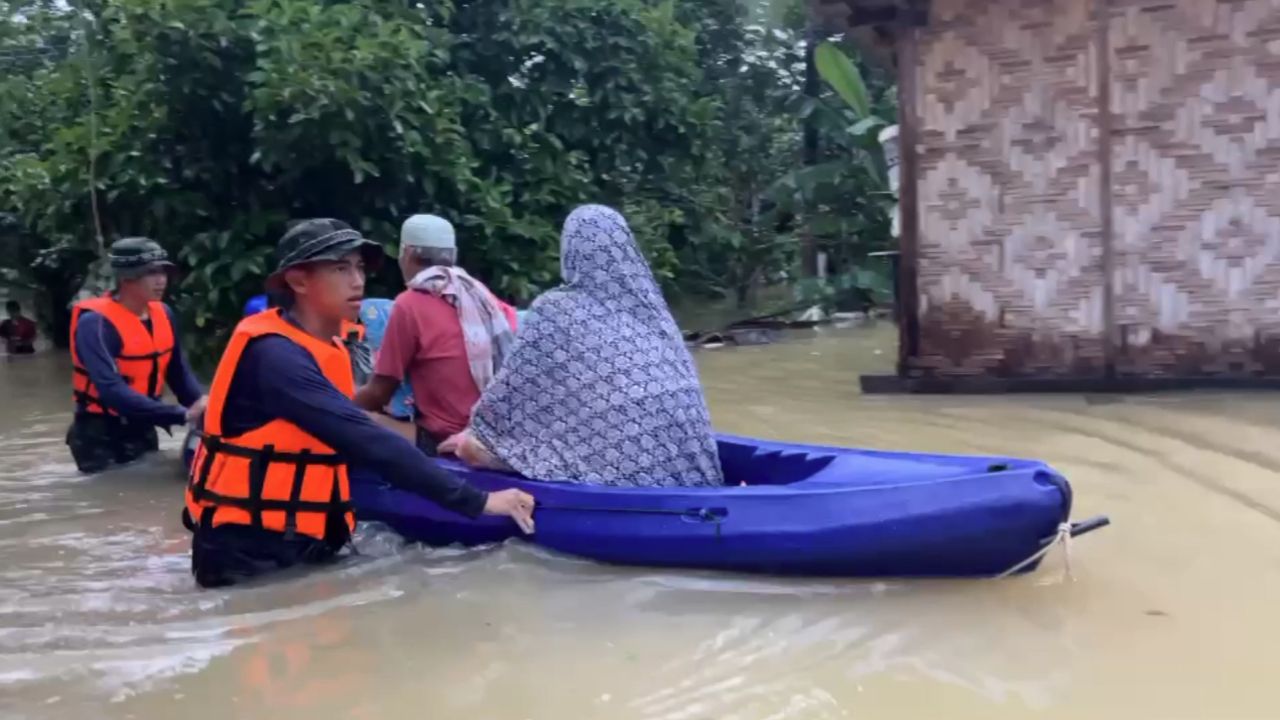 น้ำป่าทะลักเข้าสู่ อ.ละงู สตูล เตรียมอพยพชาวบ้าน 100%