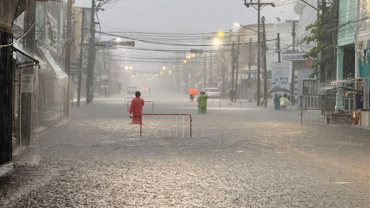 เตือน 8 จังหวัดภาคใต้ตอนล่างเผชิญฝนตกหนัก เสี่ยงน้ำท่วมและน้ำป่าหลาก
