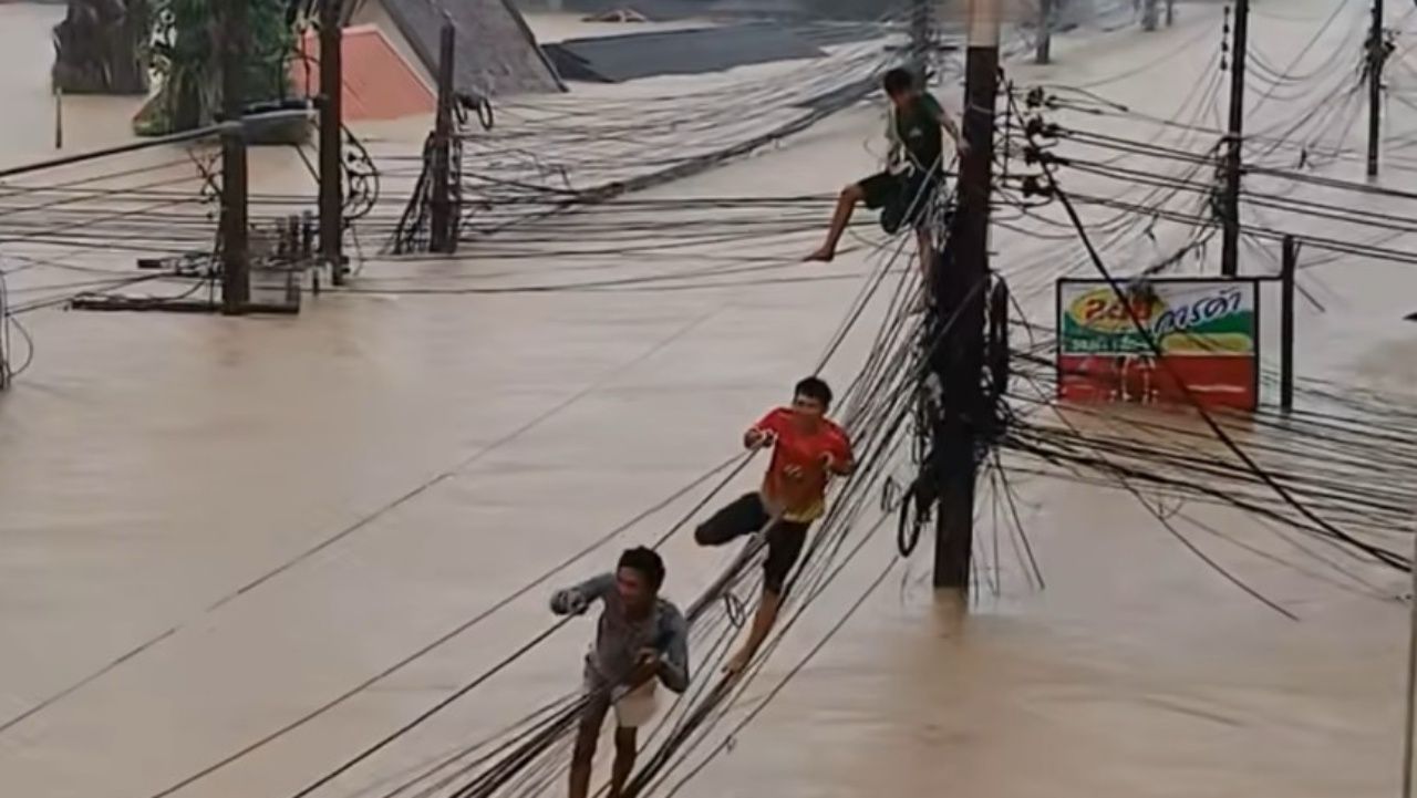 ชาวบ้านหาดใหญ่หนีวิกฤตน้ำท่วม ไต่สายไฟฟ้าขอความช่วยเหลือ