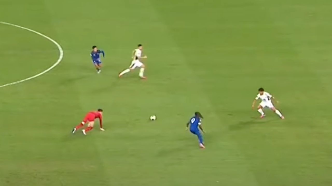 "ภรรยาปฏิวัติ" โพสต์ถึงสามี หลังวิ่งออกมาตัดบอล หวิดทําไทยเสียประตู