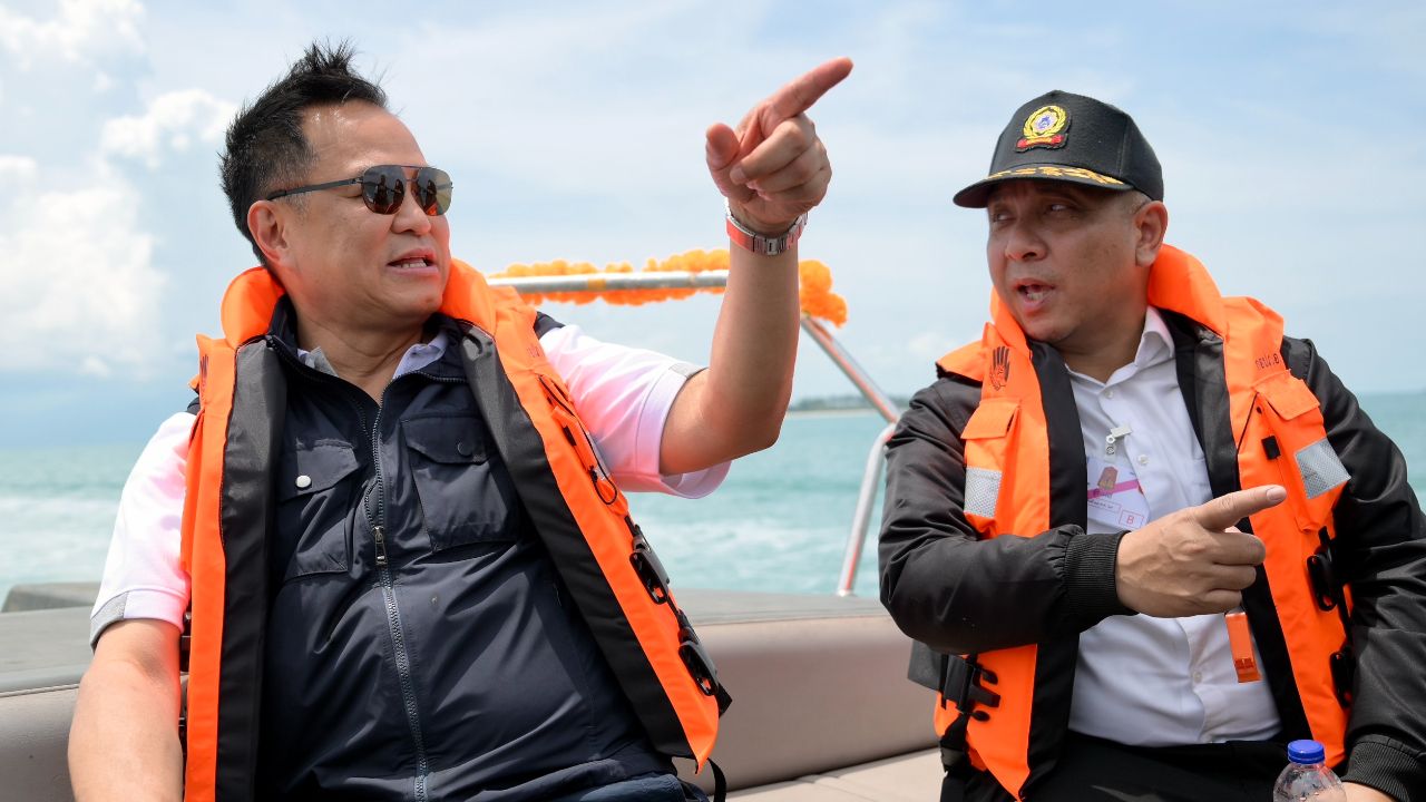 นายกฯ นั่งเรือสปีดโบตถึงเกาะพะงัน ประชาชนถือป้ายต้อนรับ ดีใจได้เจอ - นายกฯ มาปัญหาจบ